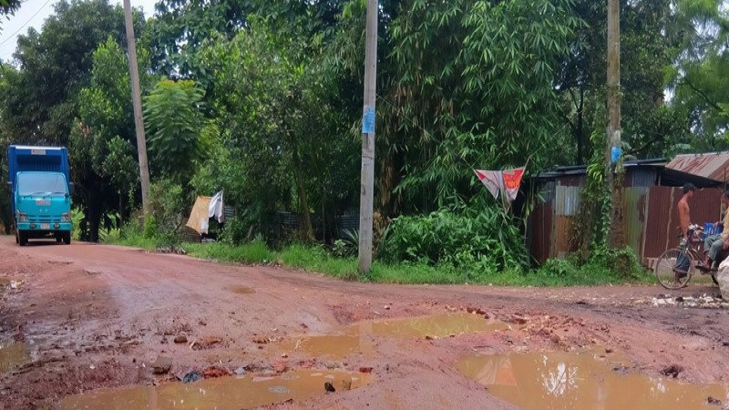 তিন বছর ধরে বেহাল কাপাসিয়া-কালীগঞ্জ সড়ক, ভোগান্তিতে হাজারো মানুষ