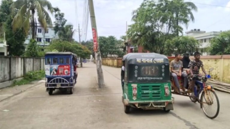 সুনামগঞ্জ শহরের ব্যস্ত সড়কে খুঁটি, দেড় বছরে শতাধিক দুর্ঘটনা