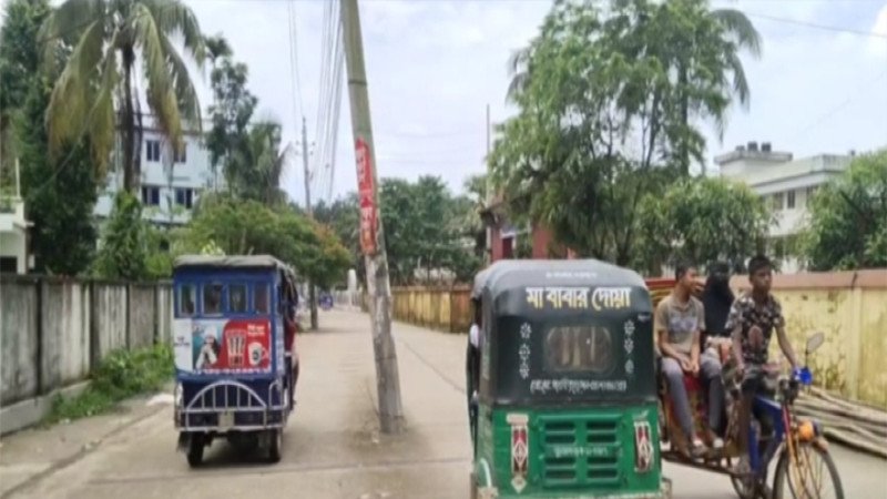 সুনামগঞ্জ শহরের ব্যস্ত সড়কে খুঁটি, দেড় বছরে শতাধিক দুর্ঘটনা