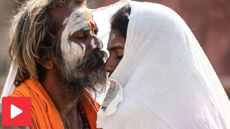 নারী ভক্তদের চুম্বনের অভিযোগে বিতর্কে ‘লিপ কিস বাবা’