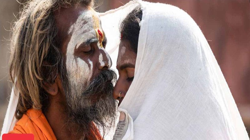 নারী ভক্তদের চুম্বনের অভিযোগে বিতর্কে ‘লিপ কিস বাবা’