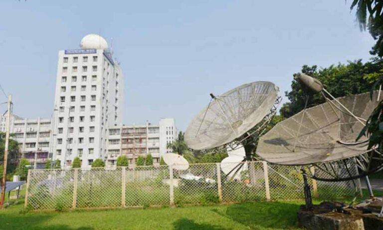 সারা দেশে বজ্রসহ বৃষ্টির পূর্বাভাস: তাপমাত্রা বাড়ার শঙ্কা