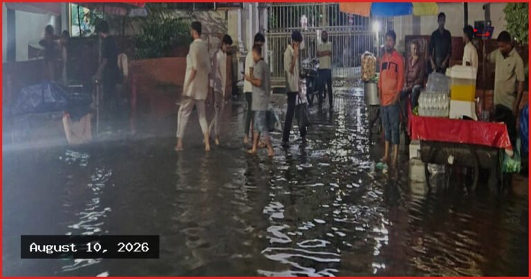 এক ঘণ্টার বৃষ্টিতেই পানির নিচে নিউমার্কেট, চরম ভোগান্তিতে সবাই
