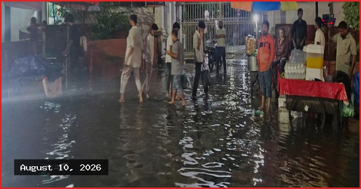 এক ঘণ্টার বৃষ্টিতেই পানির নিচে নিউমার্কেট, চরম ভোগান্তিতে সবাই