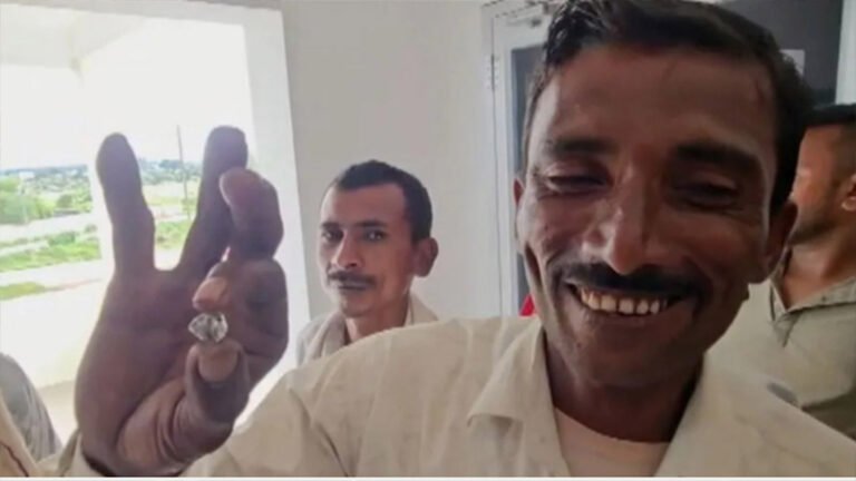 মধ্যপ্রদেশে খনি খুঁড়তে গিয়ে মিলল ১৭.৯৬ ক্যারেটের দামী হীরা