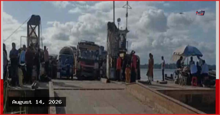 রাতে ফেরি বন্ধে হিজলা-মুলাদী ও কাজিরহাটের লক্ষাধিক মানুষ জিম্মি