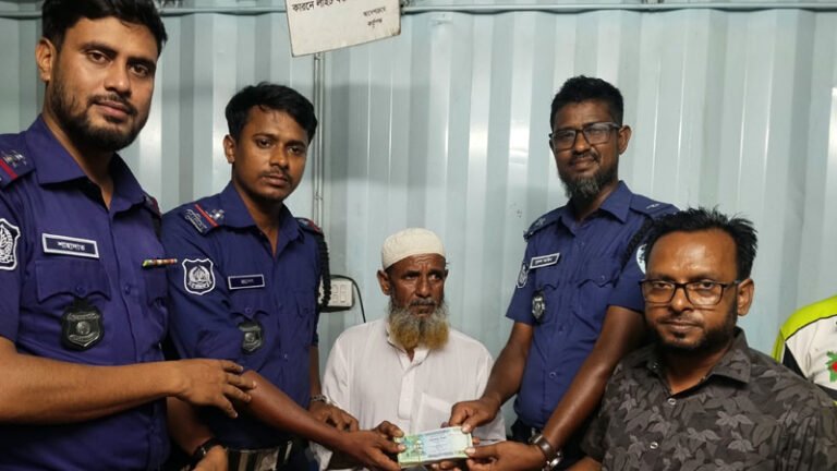 ব্রাহ্মণবাড়িয়ায় মেয়ের বিয়ের বাজার করতে গিয়ে হারানো টাকা ফেরত পেলেন বাবা