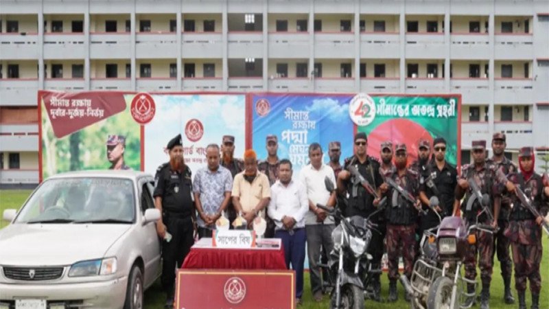 দিনাজপুরে ৩৮ কোটি টাকার সাপের বিষসহ আটক ৪