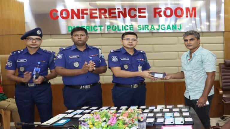 সিরাজগঞ্জে হারিয়ে যাওয়া ৫৩টি মোবাইল উদ্ধার, মালিকদের কাছে হস্তান্তর