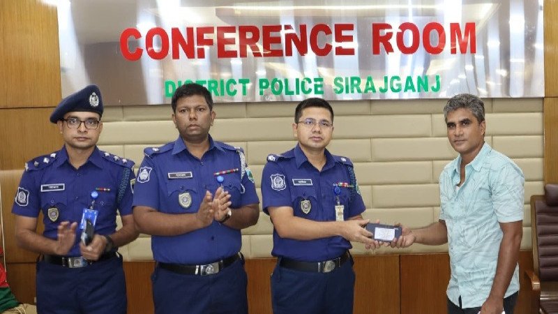 সিরাজগঞ্জে হারিয়ে যাওয়া ৫৩টি মোবাইল উদ্ধার, মালিকদের কাছে হস্তান্তর