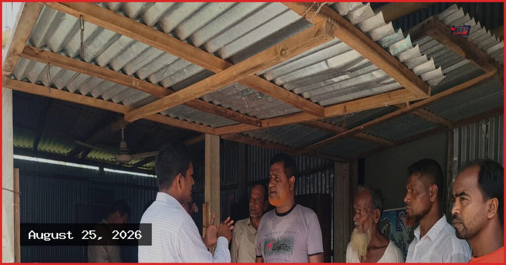 কুড়িগ্রামে সারের গুদাম ভেঙে ১৯৭ বস্তা সার নিয়ে গেলেন কৃষকেরা