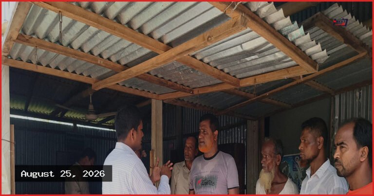 কুড়িগ্রামে সারের গুদাম ভেঙে ১৯৭ বস্তা সার নিয়ে গেলেন কৃষকেরা
