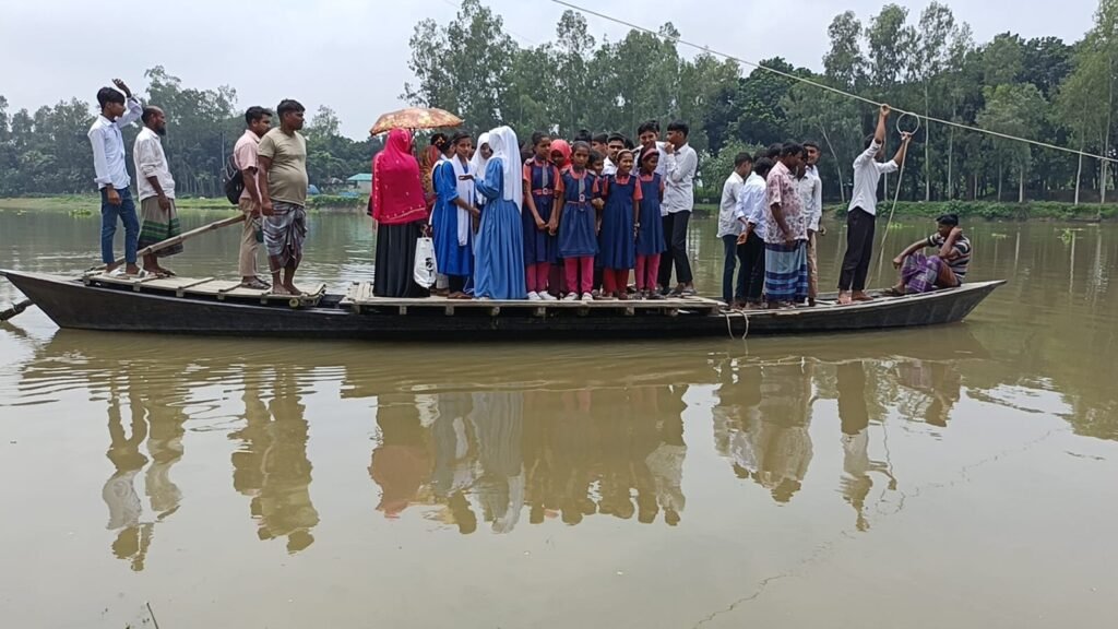 সিরাজগঞ্জের ফুলজোড় নদীতে সেতু না থাকায় ঝুঁকি নিয়ে পারাপার