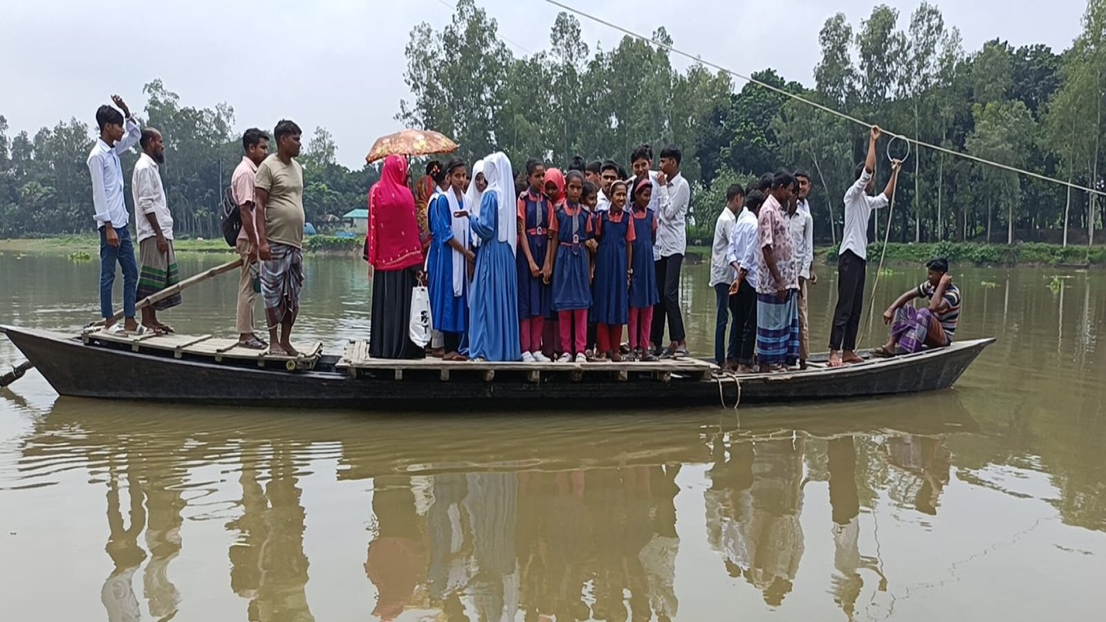 সিরাজগঞ্জের ফুলজোড় নদীতে সেতু না থাকায় ঝুঁকি নিয়ে পারাপার