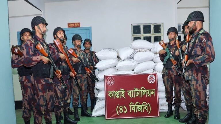 কাপ্তাইয়ে ট্রাকসহ ১৮০০ কেজি অবৈধ ইউরিয়া সার জব্দ করল বিজিবি