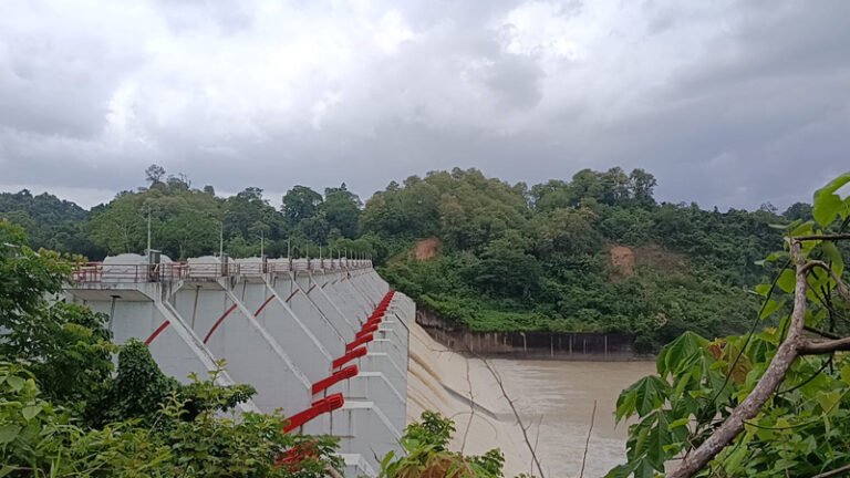 কাপ্তাই বাঁধের ১৬টি জলকপাট খুলে দেওয়া হলো
