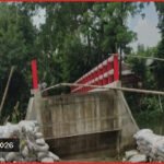 কোটি টাকায় নির্মিত ব্রিজ, তবুও ভরসা সেই বাঁশের সাঁকো