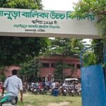 নাটোরের গুরুদাসপুরে তিন বছরের মাথায় ভেঙে ফেলা হলো ২২ লাখ টাকার স্কুল ভবন