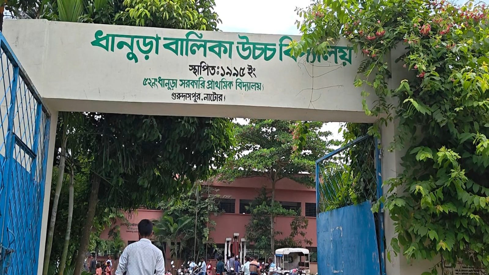 নাটোরের গুরুদাসপুরে তিন বছরের মাথায় ভেঙে ফেলা হলো ২২ লাখ টাকার স্কুল ভবন