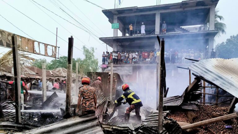 সিরাজগঞ্জের নিমগাছি বাজারে ভয়াবহ অগ্নিকাণ্ডে ৭ দোকান ভস্মীভূত