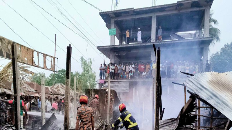 সিরাজগঞ্জের নিমগাছি বাজারে ভয়াবহ অগ্নিকাণ্ডে ৭ দোকান ভস্মীভূত