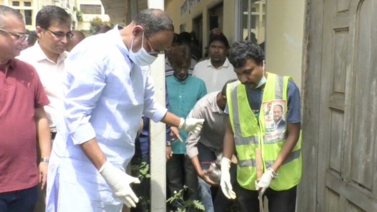 টাঙ্গাইলে হাসপাতালের আঙিনা পরিষ্কার করলেন প্রতিমন্ত্রী সুলতান সালাউদ্দিন টুকু