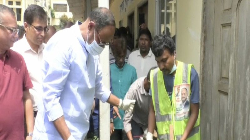 টাঙ্গাইলে হাসপাতালের আঙিনা পরিষ্কার করলেন প্রতিমন্ত্রী সুলতান সালাউদ্দিন টুকু