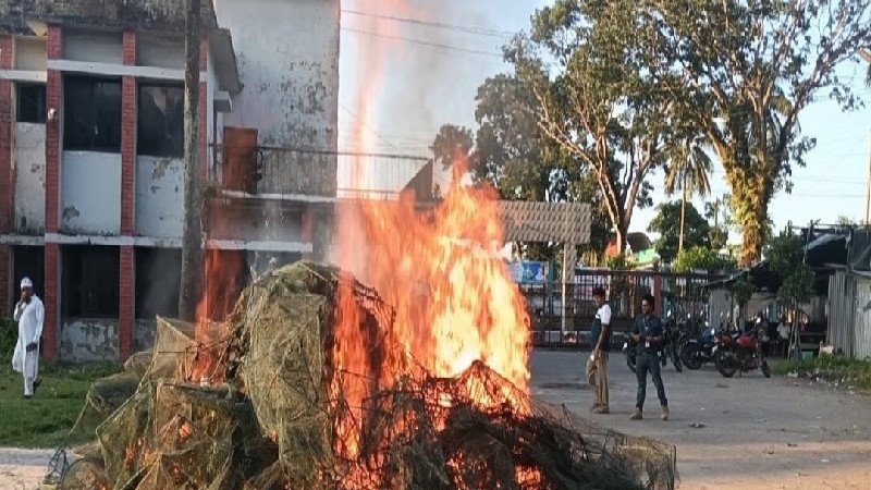 কোটালীপাড়ায় নিষিদ্ধ চায়না দুয়ারি জাল পুড়িয়ে ধ্বংস
