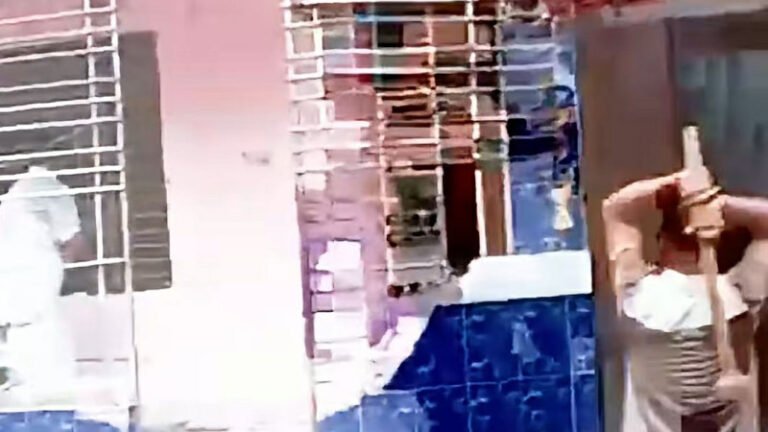 পাবনায় শিশু হত্যার প্রধান আসামির বাড়ি ভাঙচুর করল জনতা