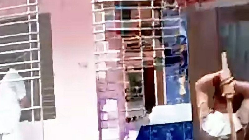 পাবনায় শিশু হত্যার প্রধান আসামির বাড়ি ভাঙচুর করল জনতা