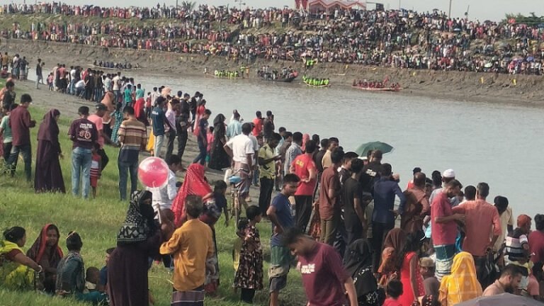 বেতনা নদীতে ঐতিহ্যবাহী নৌকা বাইচ দেখতে উপচে পড়া ভিড়