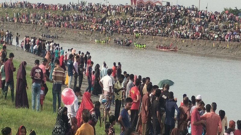 বেতনা নদীতে ঐতিহ্যবাহী নৌকা বাইচ দেখতে উপচে পড়া ভিড়