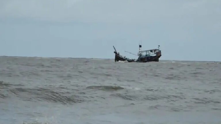 বঙ্গোপসাগরে ট্রলারডুবি: ১১ জেলে উদ্ধার, নিখোঁজ ২