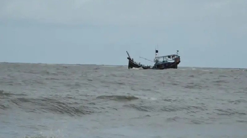 বঙ্গোপসাগরে ট্রলারডুবি: ১১ জেলে উদ্ধার, নিখোঁজ ২