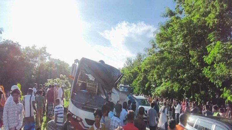 মাদারীপুরে এক্সপ্রেসওয়েতে দুই বাসের সংঘর্ষ: নিহত ৩, আহত ১৫