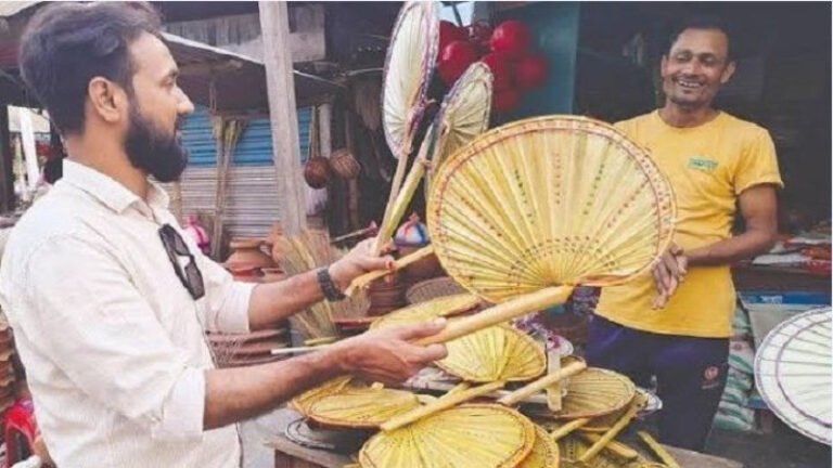 তীব্র দাবদাহ ও লোডশেডিংয়ে সিরাজগঞ্জে বেড়েছে হাতপাখার চাহিদা