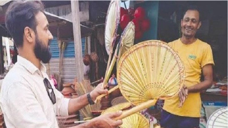 তীব্র দাবদাহ ও লোডশেডিংয়ে সিরাজগঞ্জে বেড়েছে হাতপাখার চাহিদা
