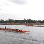 উল্লাপাড়ায় করতোয়া নদীতে নৌকা বাইচ উৎসবে হাজারো মানুষের ঢল