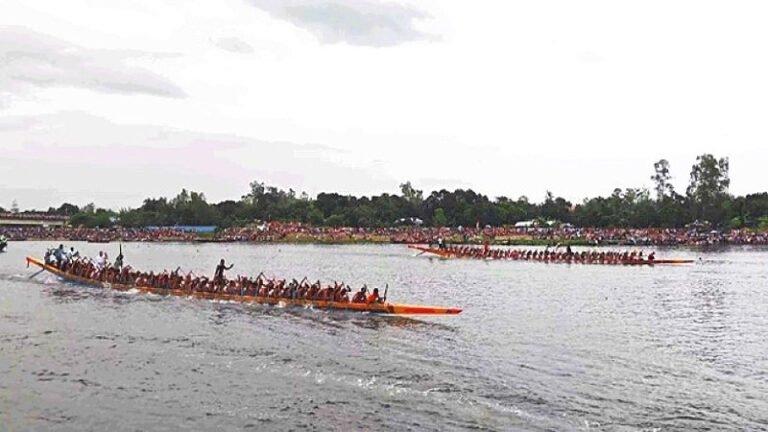উল্লাপাড়ায় করতোয়া নদীতে নৌকা বাইচ উৎসবে হাজারো মানুষের ঢল