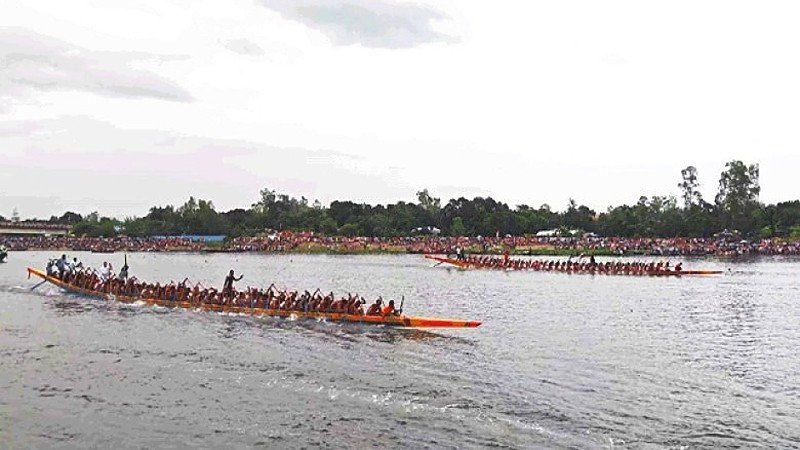 উল্লাপাড়ায় করতোয়া নদীতে নৌকা বাইচ উৎসবে হাজারো মানুষের ঢল