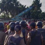শ্রীপুরে বকেয়া বেতনের দাবিতে মহাসড়ক অবরোধ করলেন শ্রমিকরা