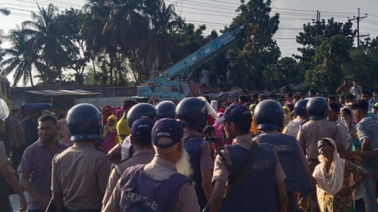 শ্রীপুরে বকেয়া বেতনের দাবিতে মহাসড়ক অবরোধ করলেন শ্রমিকরা