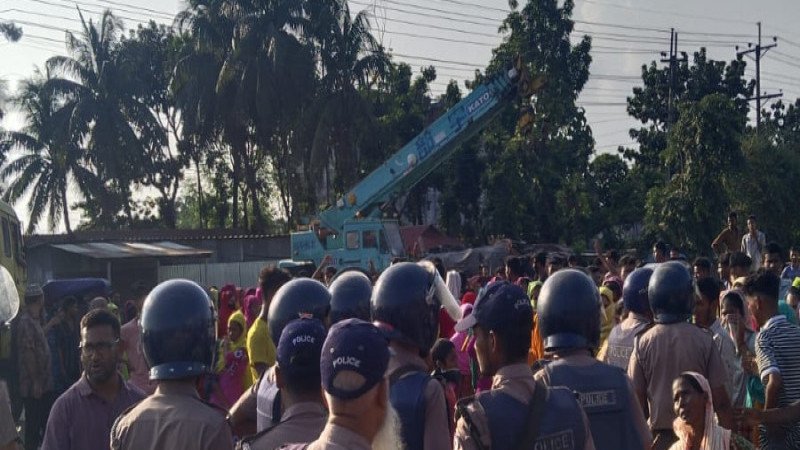 শ্রীপুরে বকেয়া বেতনের দাবিতে মহাসড়ক অবরোধ করলেন শ্রমিকরা