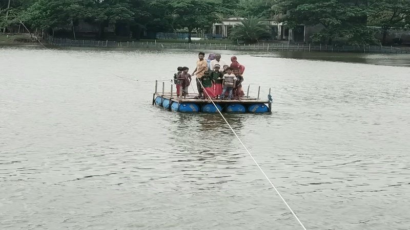 ১৭ বছর ধরে ড্রামের ভেলায় ঝুঁকি নিয়ে পারাপার কয়রায়