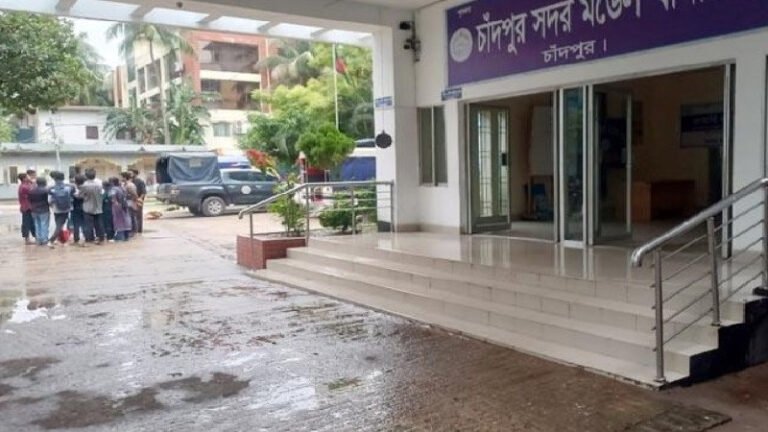 চাঁদপুরে পুলিশ পরিচয়ে জিম্মি করে টাকা আদায়ের অভিযোগে ৪ নারী আটক