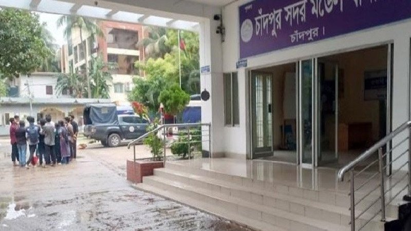 চাঁদপুরে পুলিশ পরিচয়ে জিম্মি করে টাকা আদায়ের অভিযোগে ৪ নারী আটক