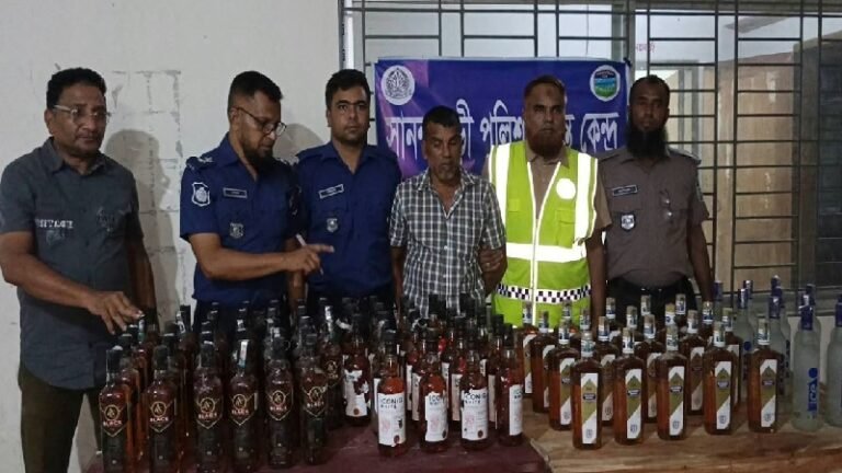 জামালপুরে কচুরিপানার নিচে লুকিয়েও রক্ষা পেলেন না ৮৮ বোতল মদসহ মালেক