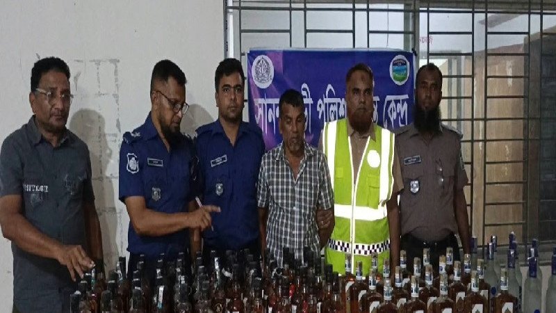 জামালপুরে কচুরিপানার নিচে লুকিয়েও রক্ষা পেলেন না ৮৮ বোতল মদসহ মালেক