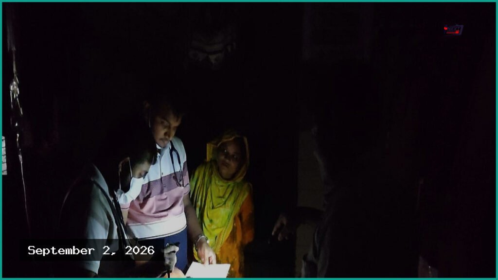 রংপুর মেডিকেল কলেজ হাসপাতালে লোডশেডিংয়ে মুঠোফোনের আলোয় চিকিৎসা