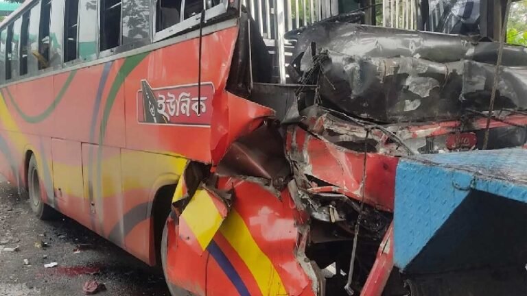 ফেনীতে বাস ও কাভার্ডভ্যানের মুখোমুখি সংঘর্ষে নিহত ৩